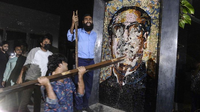 Rumah Bapak Pendiri Bangladesh Hancur Dibakar Massa Protesters rejoice as they stand around the vandalized residence of Sheikh Mujibur Rahman, Bangladesh's former leader and the father of the country's ousted Prime Minister Sheikh Hasina, in Dhaka, Bangladesh, Thursday, Feb. 6, 2025. (AP Photo/Mahmud Hossain Opu)