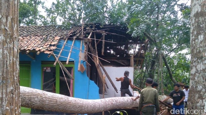 Rumah Rusak terdampak angin kencang di Ciamis.