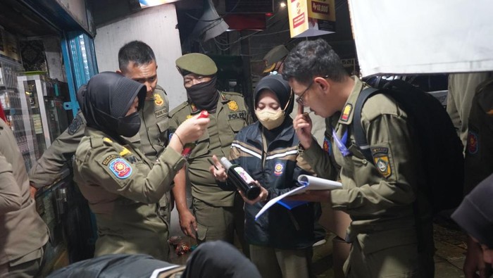Satpol PP Kabupaten Bogor melakukan razia pekat di sejumlah kontrakan.