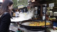 Di Camden Market, London, Iris menemukan makanan enak. Ia merekomendasikan paella yang merupakan olahan nasi khas Spanyol. Foto: Instagram iriswullur_