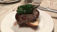 Sejak dulu, Iris senang memotret makanan dan membagikannya di Instagram. Tahun 2016 ketika ke Barcelona, ia mencicipi hidangan daging panggang dengan roti seperti ini. Foto: Instagram iriswullur_