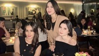Kumpul bersama teman-temannya, wanita 29 tahun ini menikmati minuman dan makanan enak. Ada juga penampilan live music yang menghibur mereka. Foto: Instagram iriswullur_