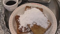 Inilah pesanan Iris di kafe Warm Braun. Ia memesan seporsi pastry bertabur gula halus dan minuman es kopi susu yang menarik selera. Foto: Instagram iriswullur_