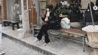 Wanita blasteran Indonesia-Belanda ini hobi membagikan momen kulineran cantik di Instagram. Saat di Seoul, ia mampir foto OOTD di depan kafe estetik ini. Foto: Instagram iriswullur_