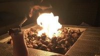 Bukti lain kalau Iris suka mengapresiasi makanan enak adalah foto pizza dan jus ini. Fine dining at fire grill, tulisnya saat itu yang berada di Bogor. Foto: Instagram iriswullur_