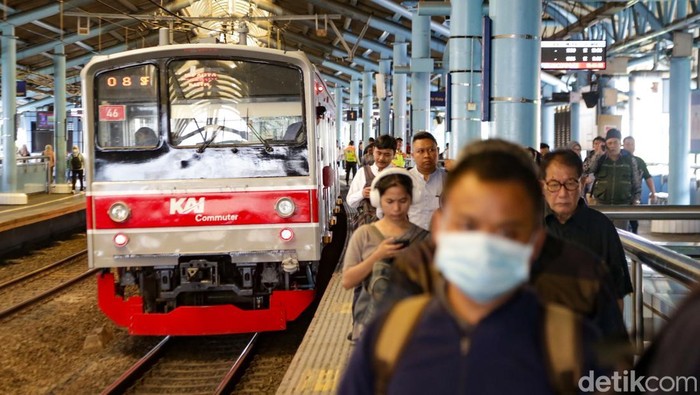 Sempat Ada Penumpukan Penumpang, Jadwal Terbaru KRL Diprotes Jadwal terbaru KRL usai kebijakan Grafik Perjalanan Kereta Api (Gapeka) per 1 Februari 2025 diprotes. Penyebabnya, sempat terjadi penumpukan penumpang di stasiun.