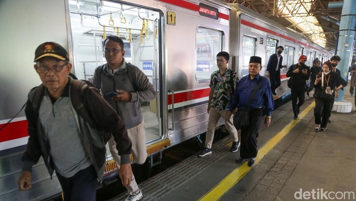 Jadwal terbaru KRL usai kebijakan Grafik Perjalanan Kereta Api (Gapeka) per 1 Februari 2025 diprotes. Penyebabnya, sempat terjadi penumpukan penumpang di stasiun.