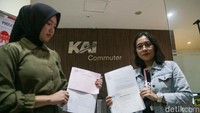 Peneliti Indonesia Corruption Watch (ICW) Dewi Anggraeni (kanan) menyerahkan surat permintaan informasi kebijakan Gapeka di kantor pusat PT Kereta Commuter Indonesia, Stasiun Juanda, Jakarta, Jumat (7/2/2025). ICW turut mempertanyakan analisa dampak yang dilakukan PT KCI usai penerapan Gapeka 2025.  