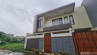 Beberapa rumah di perumahan ini terancam digusur oleh juru sita Pengadilan Negeri Cikarang berdasarkan putusan Pengadilan Negeri Bekasi dengan nomor 128/PDT.G/1996/PN.BKS tertanggal 25 Maret 1997.