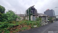 Warga Cluster Setia Mekar Residence 2, pemilik ruko, dan perumahan mengajukan gugatan balik ke PN Cikarang. Gugatan ini sebagai bentuk penolakan terhadap penggusuran yang dilakukan pada Kamis (30/2/2025) lalu.