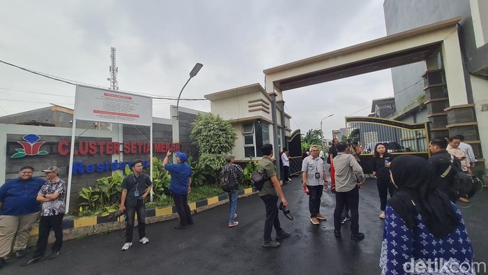 Warga Cluster Setia Mekar Residence 2 di Tambun Selatan, Bekasi, terancam digusur berdasarkan putusan pengadilan. Padahal warga telah telah memegang sertifikat hak milik (SHM).