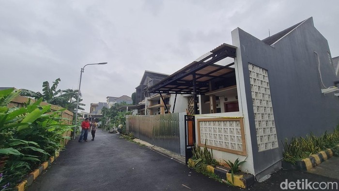 Sengketa Lahan, Penghuni Cluster di Tambun Selatan Terancam Digusur Warga Cluster Setia Mekar Residence 2 di Tambun Selatan, Bekasi, terancam digusur berdasarkan putusan pengadilan. Padahal warga telah telah memegang sertifikat hak milik (SHM).