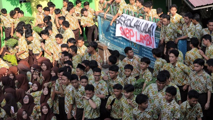 Siswa MAN 2 Model Medan Tuntut Sekolah Gegara Tak Bisa Ikut SNBP Sejumlah siswa melakukan aksi protes di Sekolah Madrasah Aliyah Negeri 2 Model Medan, Kota Medan, Sumatera Utara, Jumat (7/2/2025). Dalam aksi tersebut ratusan siswa menuntut pertanggungjawaban sekolah perihal kelalaian dalam pendaftaran Seleksi Nasional Berdasarkan Prestasi (SNBP) pada Perguruan Tinggi Nasional (PTN). ANTARA FOTO/Yudi Manar/Spt.