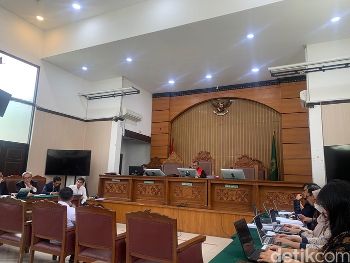 Staf Hasto bernama Kusnadi di persidangan praperadilan Hasto, di PN Jaksel, 7 Februari 2025. (Mulia Budi/detikcom)