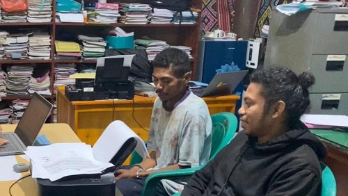 Pelaku pembacokan istri hingga tewas, Eliaser (kiri), diperiksa di Polres TTS.
