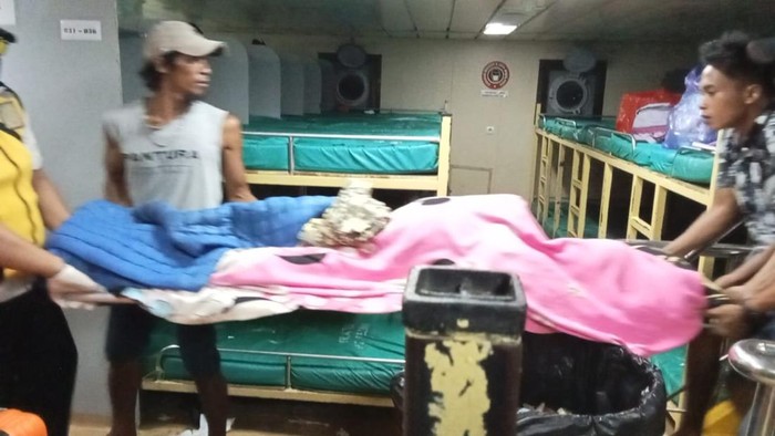 Suasana kapal dan pasien MD saat di kapal sabuk nusantara di Pelabuhan Kalianget