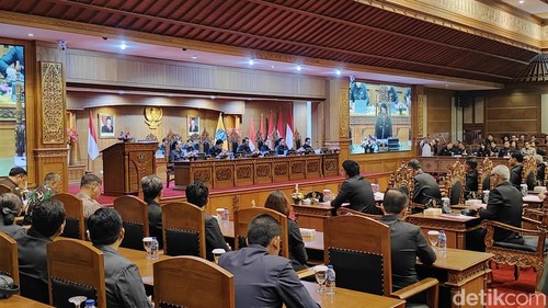 Suasana paripurna DPRD Badung terkait penjelasan bupati rancangan Perda RTRW Badung, Jumat (7/2/2025).