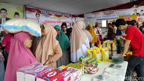 Suasana pasar murah yang digelar Dinas Perdagangan NTB beberapa waktu lalu.