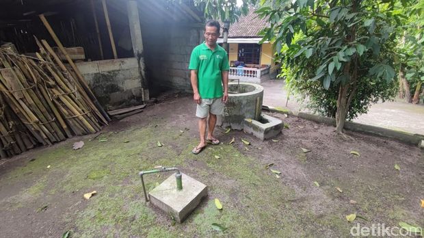Sukamto saat menunjukkan alat yang digunakan untuk membuat biogas di Balong Wetan, Umbulharjo, Cangkringan, Sleman, Jumat (7/2/2025).