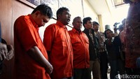 Ketiganya itu yakni AS (45), JFH (47), dan AA (40). Ketiga pria tersebut ditangkap oleh KPK di sebuah kamar hotel di Kemayoran, Jakarta Utara, pada Rabu (5/2/2025) malam.