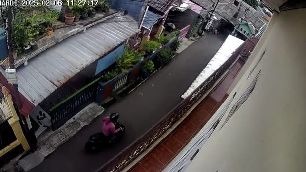 Tangkapan layar video viral pencurian motor di Cilodong, Depok, Kamis (6/2/2025).