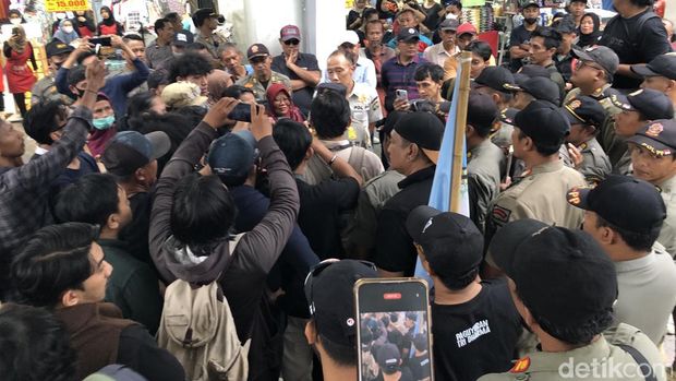 Ketegangan antara pedagang eks Teras Malioboro 2 dengan aparat keamanan di selasar Jalan Malioboro, Jumat (7/2/2025) sore.