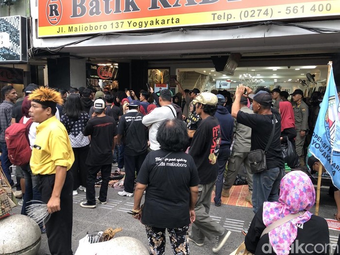 Ketegangan antara pedagang eks Teras Malioboro 2 dengan aparat keamanan di selasar Jalan Malioboro, Jumat (7/2/2025) sore.