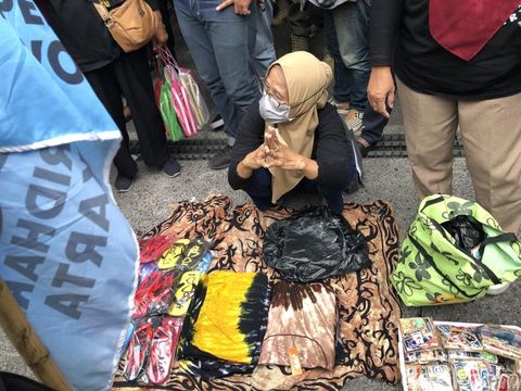 Ketegangan antara pedagang eks Teras Malioboro 2 dengan aparat keamanan di selasar Jalan Malioboro, Jumat (7/2/2025) sore.