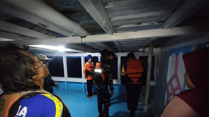 Tim SAR gabungan mengevakuasi penumpang KM Nuraila yang patah kemudi di perairan Selayar.