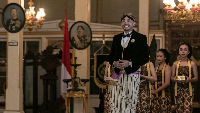 Tingalan Jumenengan Adipati Mangkunagara X Kanjeng Gusti Pangeran Adipati Arya (KGPAA) Mangkunagara X duduk di kursi paringgitan saat acara Tingalan Jumenengan di Pura Mangkunegaran, Solo, Jawa Tengah, Jumat (7/2/2025). Tingalan Jumenengan atau peringatan kenaikan takhta Adipati Mangkunegaran KGPAA Mangkunagara X tersebut sebagai bentuk syukur atas berjalannya kepemimpinan di Mangkunegaran yang berharap sebagai penanda baik dan mampu memberikan manfaat bagi masyarakat luas. ANTARA FOTO/Mohammad Ayudha/Spt.