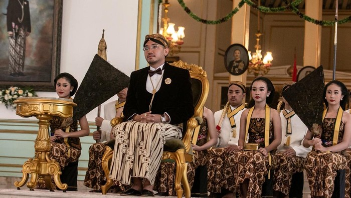 Kanjeng Gusti Pangeran Adipati Arya (KGPAA) Mangkunagara X duduk di kursi paringgitan saat acara Tingalan Jumenengan di Pura Mangkunegaran, Solo, Jawa Tengah, Jumat (7/2/2025). Tingalan Jumenengan atau peringatan kenaikan takhta Adipati Mangkunegaran KGPAA Mangkunagara X tersebut sebagai bentuk syukur atas berjalannya kepemimpinan di Mangkunegaran yang berharap sebagai penanda baik dan mampu memberikan manfaat bagi masyarakat luas. ANTARA FOTO/Mohammad Ayudha/Spt.