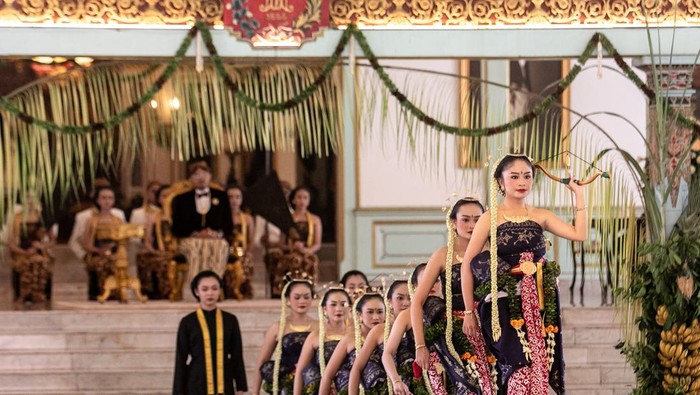 Tingalan Jumenengan Adipati Mangkunagara X Kanjeng Gusti Pangeran Adipati Arya (KGPAA) Mangkunagara X duduk di kursi paringgitan saat acara Tingalan Jumenengan di Pura Mangkunegaran, Solo, Jawa Tengah, Jumat (7/2/2025). Tingalan Jumenengan atau peringatan kenaikan takhta Adipati Mangkunegaran KGPAA Mangkunagara X tersebut sebagai bentuk syukur atas berjalannya kepemimpinan di Mangkunegaran yang berharap sebagai penanda baik dan mampu memberikan manfaat bagi masyarakat luas. ANTARA FOTO/Mohammad Ayudha/Spt.