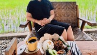 Menikmati makanan utamanya Bebek Menel dan mencicipi Kopi Hitamnya