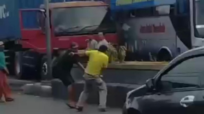 Viral video baku hantam sopir truk dan bus di Jalur Pantura Pasuruan.