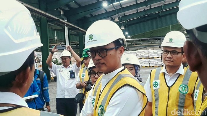Wamen BUMN Aminuddin Maruf saat meninjau stok pupuk, di PT Pupuk Kujang