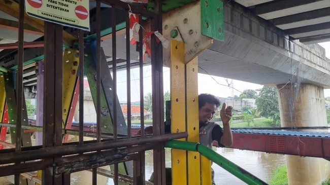 Bagai Benteng Takeshi di Kalibata karena JPO Ditutup