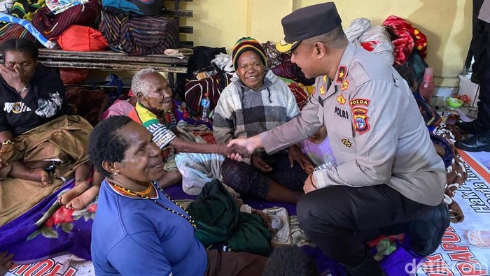 Warga mengungsi akibat bentrok antarpendukung paslon di Puncak Jaya.