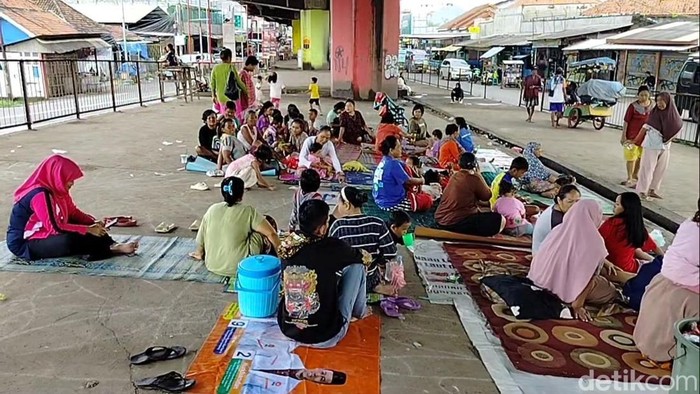 Warga terdampak banjir mengungsi di bawah jembatan Pantura Subang.
