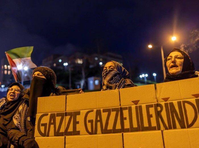 Demonstrators attend a protest against U.S. President Donald Trump's plan to resettle Palestinians from Gaza, in front of the U.S. consulate in Istanbul, Turkey, February 6, 2025. REUTERS/Umit Bektas