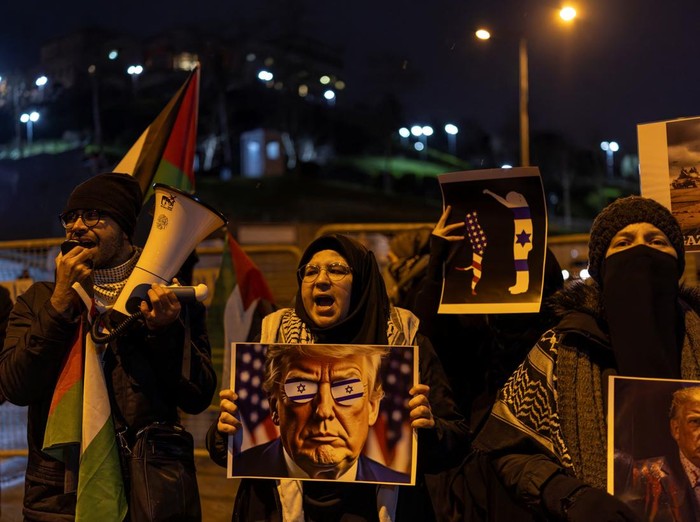 Warga Turki Turun ke Jalan Tolak Rencana Trump Kuasai Gaza Demonstrators attend a protest against U.S. President Donald Trump's plan to resettle Palestinians from Gaza, in front of the U.S. consulate in Istanbul, Turkey, February 6, 2025. REUTERS/Umit Bektas