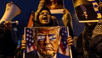 Warga Turki berdemo di Istanbul menolak keras rencana Donald Trump untuk mengambil alih Gaza, Kamis (6/2) waktu setempat.