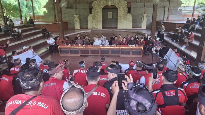Yayasan Kesatria Keris Bali menyampaikan aspirasi terkait kasus dugaan penistaan agama oleh Atlas Beach Club di DPRD Provinsi Bali, Jumat (7/2/2025).
