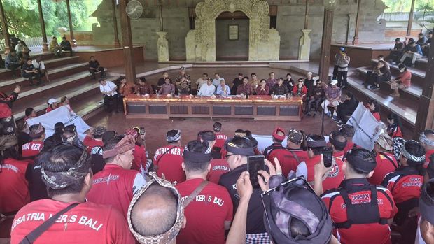 Yayasan Kesatria Keris Bali menyampaikan aspirasi terkait kasus dugaan penistaan agama oleh Atlas Beach Club di DPRD Provinsi Bali, Jumat (7/2/2025).