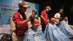 Aksi Cukur Gundul Peringati Hari Kanker Anak Internasional