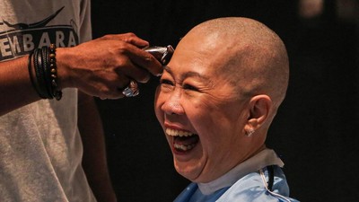 Aksi Cukur Gundul Peringati Hari Kanker Anak Internasional