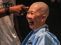 Aksi Cukur Gundul Peringati Hari Kanker Anak Internasional