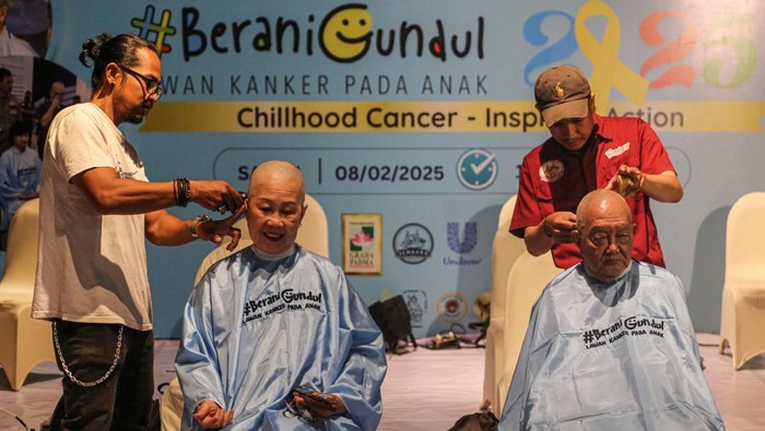 Sejumlah relawan mencukur rambutnya saat mengikuti aksi Berani Potong Gundul di Atrium Queen City Mall, Semarang, Jawa Tengah, Sabtu (8/2/2025). Aksi dalam rangka memperingati Hari Kanker Anak Internasional 2025 tersebut digelar oleh Yayasan Kasih Anak Kanker Indonesia (YKAKI) Kota Semarang untuk memberikan semangat kepada para anak penderita kanker di seluruh dunia dan juga menampung donasi bagi para pejuang kanker di Indonesia.