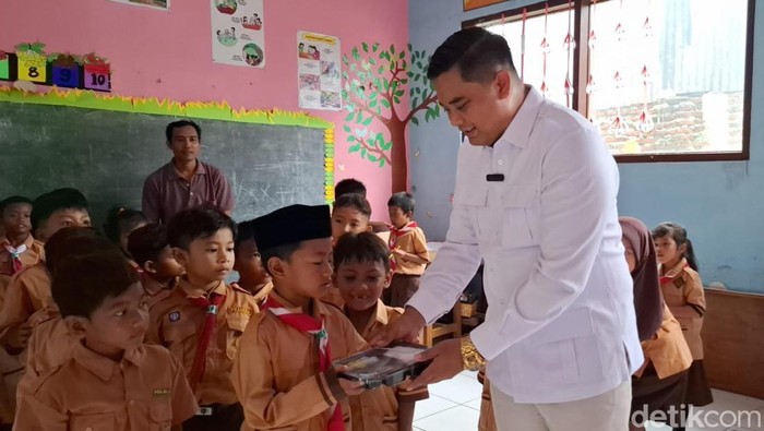 Anggota DPRD Kabupaten Probolinggo  Reno Handoyo melakukan Program Makan Bergizi Gratis (MBG)
