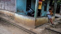 Saat ini jalur kereta api itu sudah beralih fungsi menjadi jalan hingga halaman rumah.