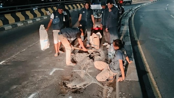 Arela sukarela tandai jalan berlubang di ruas jalan Lawang